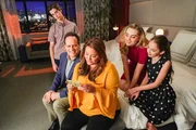 (v.li.): Daniel DiMaggio (Oliver Otto), Diedrich Bader (Greg Otto), Katy Mixon (Katie Otto), Meg Donnelly (Taylor Otto), Julia Butters (Anna-Kat Otto).