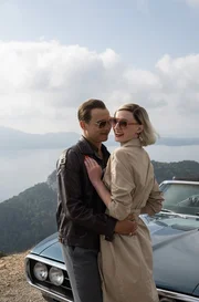 Boisie (l., Frank Dillane) und Joan Hannington (r., Sophie Turner). Boisie (l., Frank Dillane) und Joan Hannington (r., Sophie Turner).
