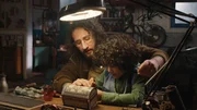 Sameer und Saïd reparieren die Schatzkiste von Herrn Moussa. Sameer und Saïd reparieren die Schatzkiste von Herrn Moussa.