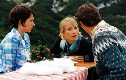 Eines Tages erh&auml;lt die Meteorologin Pat (Jana Pallaske, l.) von TV-Moderatorin Angie (Florentine Lahme, M.) und ihrem Freund, dem Wetter-Versicherungsmakler Robert (Roman Knizka, r.), das schmeichelhafte Angebot, Wetterfrosch beim Fernsehen zu werden ...