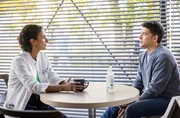 Dr. Leyla Sherbaz (Sanam Afrashteh, l.) und ihr Ehemann und Kollege Dr. Ben Ahlbeck (Philipp Danne, r.) stehen sich bei. Dr. Leyla Sherbaz (Sanam Afrashteh, l.) und ihr Ehemann und Kollege Dr. Ben Ahlbeck (Philipp Danne, r.) stehen sich bei.