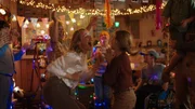 Anna und ihre Mutter feiern ausgelassen auf der Abschiedsparty.