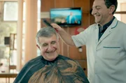 Im Friseursalon finden M&auml;nner f&uuml;r kurze Zeit eine vertraute Konstante im Wandel der Zeit. Armen Grigoryan (re.) genie&szlig;t es, Haare zu schneiden und B&auml;rte zu stutzen, w&auml;hrend sich in den Gespr&auml;chen die ganze armenische Gesellschaft entfaltet.