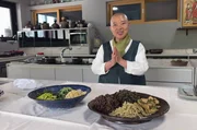 Die Nonne und Küchenchefin Jeong Kwan bereitet das koreanische Gericht Bibimbap zu. Die Nonne und Küchenchefin Jeong Kwan bereitet das koreanische Gericht Bibimbap zu.