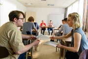 Daniel König (Vincent Hahnen, l.), Mechthild Puhl (Sybille Schedwill, 4.v.l.), Mia Kunze (Antonia Döring, r.) (Komparsen im Bild) Daniel König (Vincent Hahnen, l.), Mechthild Puhl (Sybille Schedwill, 4.v.l.), Mia Kunze (Antonia Döring, r.) (Komparsen im Bild)