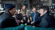 Markus Gellert (Herbert Knaup, 2.v.r.) und Charlie (Mathilde Bundschuh, M.) freuen sich gemeinsam mit ihrer Mandantin Erika Boltenhagen (Annette Paulmann, 2.v.l.) &uuml;ber die g&uuml;tliche Einigung mit dem Verlag (mit Uke Bosse, l. und Sven Fricke, r.).