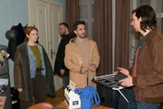 Erik (Patrick Heinrich, 2.v.l. hinten) freut sich über einen kurzen Moment bei Toni (Olivia Marei) zu sein. In der Mitte Tobias (Jan Kittmann), rechts Holger Schmidt (Timo Hastenpflug) Erik (Patrick Heinrich, 2.v.l. hinten) freut sich über einen kurzen Moment bei Toni (Olivia Marei) zu sein. In der Mitte Tobias (Jan Kittmann), rechts Holger Schmidt (Timo Hastenpflug)
