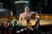 Als Lou (Rob Corddry) das illegale Rauschmittel "Chernobly" &uuml;ber die Elektronik des Whirlpools sch&uuml;ttet, landen er und seine badenden Freunde im Jahr 1986. Ihre letzte Chance, ihr aus dem Ruder gelaufenes Leben wieder zurechtzur&uuml;cken ...