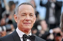 Menschlichkeit statt Heldenepos: Die Empathie, Aufrichtigkeit, Zuversicht und Resilienz seiner Figuren machten Tom Hanks zum Weltstar mit Vorstadt-Normalit&auml;t.