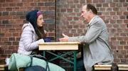 Raya Borisov (Lo Rivera, l.) erkl&auml;rt Markus Gellert (Herbert Knaup, r.) ihre Situation.
