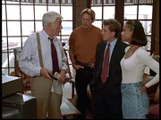 (v.l.n.r.) Mark (Dick Van Dyke), Steve (Barry Van Dyke), Jesse (Charlie Schlatter) und Amanda (Victoria Rowell) r&auml;tseln, wer der M&ouml;rder ist, der es auf alle Direktoren des Senders abgesehen hat.