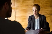 Jo Stoll (Peter Ketnath) hat Johanna Illinger (Eva Verena M&uuml;ller) Laborergebnisse vorgelegt, die sie gepr&uuml;ft hat und welche eindeutig gef&auml;lscht sind. Die Conrtrollerin hat daf&uuml;r keine Erkl&auml;rung.