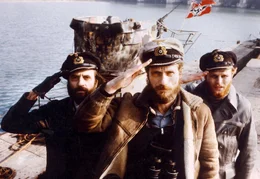 Endlich wieder Land unter den F&uuml;ssen: Der Chefingenieur (Klaus Wennemann, li.), Kapit&auml;n Hellriegel (J&uuml;rgen Prochnow, Mitte) und Kriegsberichterstatter Werner (Herbert Gr&ouml;nemeyer).