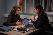 Jenny Bod&eacute;n (Anna Asp, l.) hat ein Problem, das sie mit Teamleiterin Alex Beijer (Jennie Silfverhjelm, r.) besprechen muss.