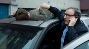 Berthold Roosen (Rainer Bock, r.) verständigt den Notarzt, nachdem Locke (Jeremy Miliker, l.) von einem Balkon gestürzt ist. Berthold Roosen (Rainer Bock, r.) verständigt den Notarzt, nachdem Locke (Jeremy Miliker, l.) von einem Balkon gestürzt ist.