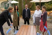 Markus Kolbe (Christian Kerepeszki, M.), Marie Kolbe (Katja Studt, 2.v.r.) und Finja Kolbe (Lea Reihl, r.) halten vor Caspar Bergmann (Thomas Heinze, l.) und Annabell Lorenz (Stephanie Stumph, 2.v.l.) fest zusammen. Markus Kolbe (Christian Kerepeszki, M.), Marie Kolbe (Katja Studt, 2.v.r.) und Finja Kolbe (Lea Reihl, r.) halten vor Caspar Bergmann (Thomas Heinze, l.) und Annabell Lorenz (Stephanie Stumph, 2.v.l.) fest zusammen.