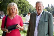 Die Kommissare Danner (Katharina Abt, l.) und Hofer (Joseph Hannesschläger, r.) ermitteln im Mordfall eines erschossenen Försters. Die Kommissare Danner (Katharina Abt, l.) und Hofer (Joseph Hannesschläger, r.) ermitteln im Mordfall eines erschossenen Försters.