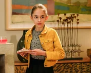 Julia Butters (Anna-Kat Otto).