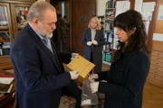 Am Tatort macht Richard Voss (Jan-Gregor Kremp, l.) eine Entdeckung, die auch seine Kolleginnen Annabel Lorenz (Stephanie Stumph, r.) und Dr. Franziska Sommerfeld (Christina Rainer, M.) stutzig macht. Am Tatort macht Richard Voss (Jan-Gregor Kremp, l.) eine Entdeckung, die auch seine Kolleginnen Annabel Lorenz (Stephanie Stumph, r.) und Dr. Franziska Sommerfeld (Christina Rainer, M.) stutzig macht.