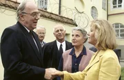 3 Margots (Jutta Speidel, re.) gutes Werk, eine Mutter-Kind-Station hinter Gefängnismauern, nimmt Gestalt an. (v.li.n.re.: Michael Gahr, Luise Deschauer) 3 Margots (Jutta Speidel, re.) gutes Werk, eine Mutter-Kind-Station hinter Gefängnismauern, nimmt Gestalt an. (v.li.n.re.: Michael Gahr, Luise Deschauer)