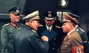Hitlers Privatsekretär Martin Bormann (rechts im Bild) entscheidet, wer den Führer sprechen darf und wer nicht. Hitlers Privatsekretär Martin Bormann (rechts im Bild) entscheidet, wer den Führer sprechen darf und wer nicht.