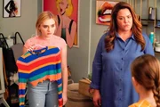(v.li.): Meg Donnelly (Taylor Otto), Katy Mixon (Katie Otto).