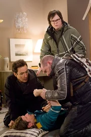 Als sich Lou (Rob Corddry, vorne r.) bei dem Pagen Phil (Crispin Glover, liegend) bedanken will, passiert ein folgenreiches Ungl&uuml;ck, mit dem weder Nick (Craig Robinson, l.) noch Jacob (Clark Duke, hinten r.) gerechnet haben ...