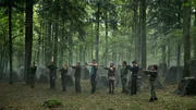 Ira (Jeanette Hain, 3.v.l.) und ihre Geisterarmee bereiten sich auf den Tag X vor. Von links: Jonas Bauhoff (Gustav Strunz), Ben Dilling (Lorenzo Germeno), Anni Jeschek (Nora Islei), Lenni (Maurizio Magno), Maik Radic (Elmo Anton Stratz), Kiki (Maria Matschke Engel), Lynn (Sophia Urbach) und Locke (Jeremy Miliker)