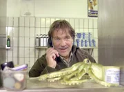 Der Fischhändler Hannes (Götz George) wittert die Rettung für sein bankrottes Unternehmen. Der Fischhändler Hannes (Götz George) wittert die Rettung für sein bankrottes Unternehmen.