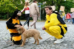 W&auml;hrend sich Lenny (Fabian Ziems, l.) &uuml;ber den neuen Hund seines Onkels Sebastian (Marc Benjamin, r.) freut, muss dieser erkennen, dass er an einem Wendepunkt in seiner langj&auml;hrigen Beziehung angekommen ist.