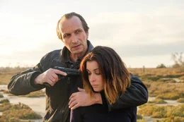 Der eiskalte Killer Vargas (Pierre Lopez, l.) ist Sarah (Jenifer Bartoli, r.) stets dicht auf den Fersen. Wird sie ihm entkommen k&ouml;nnen?