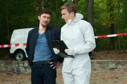 Alex (Aleksandar Radenkovic, l.) am&uuml;siert sich: Dass Fabian (Johannes Hendrik Langer, r.) die Kollegen der Vermisstenstelle zum Tatort gerufen hat, liegt nicht nur an seiner Kollegialit&auml;t, sondern auch an der Hoffnung, Lucy wiederzusehen.