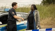 Pieper Olsen (Artjom Gilz) und Gloria Acheampong (Thelma Buabeng) treffen sich am Tatort. Pieper Olsen (Artjom Gilz) und Gloria Acheampong (Thelma Buabeng) treffen sich am Tatort.