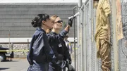 Cam (Tamara Taylor, l.) und Brennan (Emily Deschanel) untersuchen eine v&ouml;llig verweste Leiche, die nach Myrrhe und Weihrauch riecht und am Zaun einer Fabrik h&auml;ngt. Schnell wird klar, dass diese Leiche nicht verwest, sondern mumifiziert ist...
