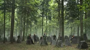 Ira (Jeanette Hain, 4.v.r.) schw&ouml;rt die Jugendlichen auf den Tag des Anschlags ein. Von links: Jonas Bauhoff (Gustav Strunz), Lenni (Maurizio Magno), Maik Radic (Elmo Anton Stratz), Ben Dilling (Lorenzo Germeno), Anni Jeschek (Nora Islei), Lynn (Sophia Urbach), Locke (Jeremy Miliker), Kiki (Maria Matschke Engel)
