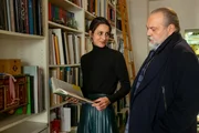 Richard Voss (Jan-Gregor Kremp, r.) sucht die Witwe des Opfers, Elena Renner (Liane Forestieri, l.). Richard Voss (Jan-Gregor Kremp, r.) sucht die Witwe des Opfers, Elena Renner (Liane Forestieri, l.).