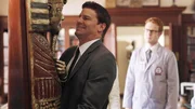 Booth (David Boreanaz) untersucht den Steinsarg. Die Verwendung des sendungsbezogenen Materials ist nur mit dem Hinweis und Verlinkung auf RTL+ gestattet.