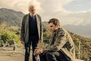 Mit den Entf&uuml;hrungen hat Mathias (L&eacute;o Legrand, r.) sein Ziel verfehlt, die Gro&szlig;konzerne zu einer sauberen Politik zu zwingen. Sein ehemaliger Professor, Jean Humbel (Fran&ccedil;ois Berl&eacute;and, l.) verurteilt politische Gewalt.