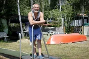 Dauercamper Bernd will bei der Regatta auf dem Bergwitzsee starten. Dauercamper Bernd will bei der Regatta auf dem Bergwitzsee starten.