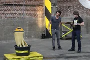 Fernsteuerungen sind nur was f&uuml;r Jungs! Ist das ein Vorurteil? Tommy Scheel will es herausfinden. Hat Felix die Fernsteuerung des Krans f&uuml;r die Autow&auml;sche im Griff?
