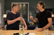 Nach langer Zeit finden die beiden Freunde Dr. Roland Heilmann (Thomas Rühmann, links) und Dr. Martin Stein (Bernhard Bettermann) etwas Zeit für ihre Freundschaft. Und die nutzen die beiden, um sich mal wieder klar zu machen, was sie aneinander haben. Nach langer Zeit finden die beiden Freunde Dr. Roland Heilmann (Thomas Rühmann, links) und Dr. Martin Stein (Bernhard Bettermann) etwas Zeit für ihre Freundschaft. Und die nutzen die beiden, um sich mal wieder klar zu machen, was sie aneinander haben.