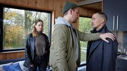 Rupert (Barnaby Metschurat, r.) provoziert Florian Pintes (Dennis Schigiol, M.), um seiner neuen Kollegin, Polizeianw&auml;rterin Jessi Jaminski (Sofie Eifertinger, l.) zu imponieren.