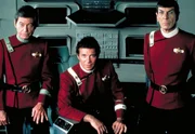 Adm. James T. Kirk (William Shatner, M.), Cpt. Spock (Leonard Nimoy, r.) und Cmdr. McCoy (DeForest Kelley, l.) bilden auf der Sternenflottenakademie Kadetten aus, doch dann kommt etwas dazwischen &hellip;; Adm. James T. Kirk (William Shatner, M.), Cpt. Spock (Leonard Nimoy, r.) und Cmdr. McCoy (DeForest Kelley, l.) bilden auf der Sternenflottenakademie Kadetten aus, doch dann kommt etwas dazwischen