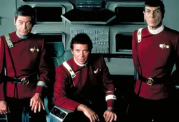 Adm. James T. Kirk (William Shatner, M.), Cpt. Spock (Leonard Nimoy, r.) und Cmdr. McCoy (DeForest Kelley, l.) bilden auf der Sternenflottenakademie Kadetten aus, doch dann kommt etwas dazwischen &hellip;; Adm. James T. Kirk (William Shatner, M.), Cpt. Spock (Leonard Nimoy, r.) und Cmdr. McCoy (DeForest Kelley, l.) bilden auf der Sternenflottenakademie Kadetten aus, doch dann kommt etwas dazwischen