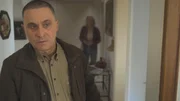 Als sein Bruder unentschuldigt bei der Arbeit fehlt, wird ein Mann misstrauisch. Mit der Vermieterin durchsucht Vlado die Wohnung &ndash; und st&ouml;&szlig;t auf seinen toten Bruder.