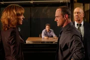 (l-r) Christine Lahti as ADA Sonya Paxton, Eric McCormack as Vance Shepard, Christopher Meloni as Det. Elliot Stabler, Dann Florek as Capt. Donald Cragen (l-r) Christine Lahti as ADA Sonya Paxton, Eric McCormack as Vance Shepard, Christopher Meloni as Det. Elliot Stabler, Dann Florek as Capt. Donald Cragen