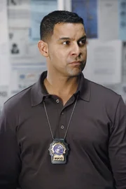 Javier Esposito (Jon Huertas) kann nicht glauben, dass sein früherer Partner, den er für tot gehalten hat, am Leben ist und nun selbst einen Mord begangen haben soll. Javier Esposito (Jon Huertas) kann nicht glauben, dass sein früherer Partner, den er für tot gehalten hat, am Leben ist und nun selbst einen Mord begangen haben soll.
