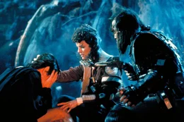 Die Klingonen haben den vulkanischen Jungen (Stephen Manley, l.) und Lieutenant Saavik (Robin Curtis, M.) in ihre Gewalt gebracht.