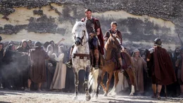 Das Gefl&uuml;ster ist gro&szlig;: Jesus soll nach der Kreuzung wieder von den Toten auferstanden sein. Um das Ger&uuml;cht zu zerst&ouml;ren, macht sich Clavius (Joseph Fiennes) mit Hilfe seines Lehrlings Lucius (Tom Felton, r.) auf die Suche nach seiner Leiche. Je mehr er jedoch &uuml;ber Jesus herausfindet, desto mehr &uuml;berdenkt er seine Aufgabe...