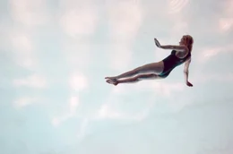 "C&rsquo;est pas moi" ist weniger klassischer R&uuml;ckblick als offenes Experiment: fragmentarisch, subjektiv und widerspr&uuml;chlich &ndash; ein Statement &uuml;ber das Kino als Raum der Ungewissheit.